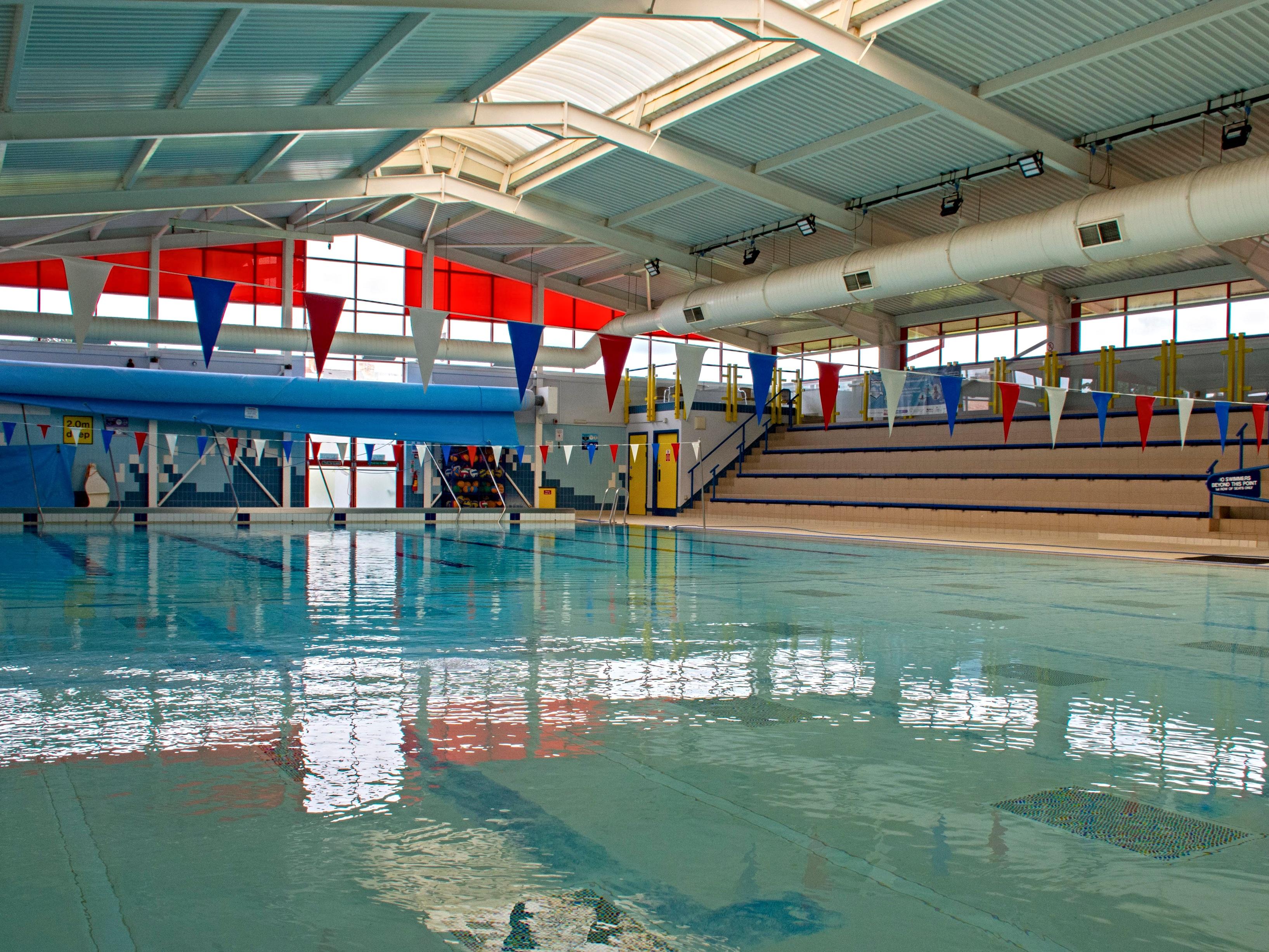 Image for https://media.umbraco.io/dev-discover-ashfield-heartcore/xsxd324p/hucknall-leisure-centre-pool-2.jpg
